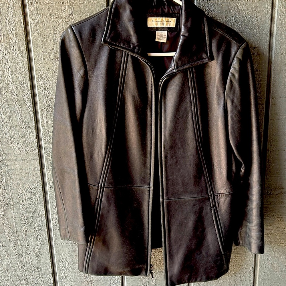 Vintage petite 100% lamb skin leather jacket Preston and York size medium.